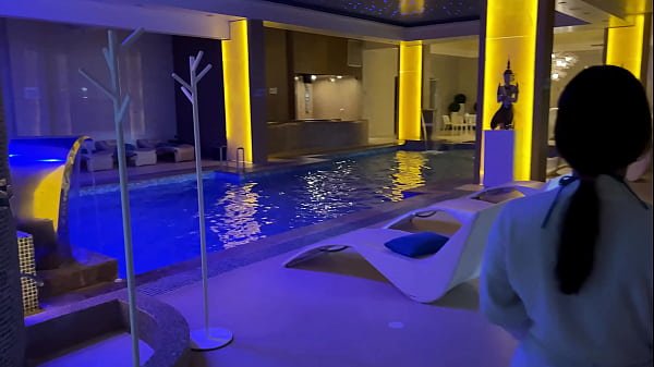 Pareja de exhibicionistas follan en spa público-KATTY BLAKE