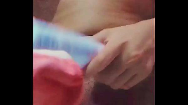 Quiero tanta verga que debí fabricar mi propio consolador casero