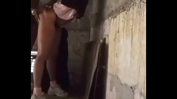 Suce et baise avec un inconnu dans le sous sol