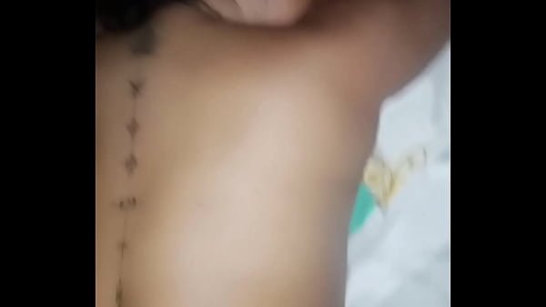 Una ecuatoriana bien putita se queda sin luz y le dan por el culo