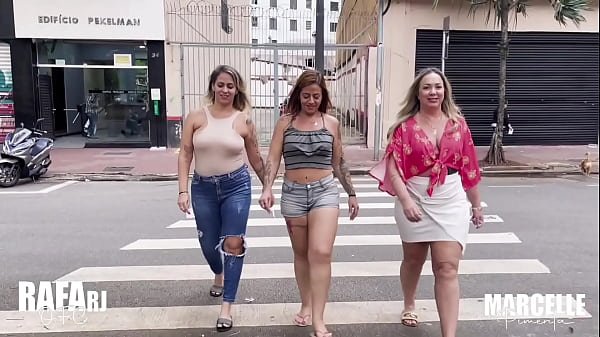 Amigas safadas vão as ruas e catam 2 roludos para brincadeira do bilhete misterioso, ganharam MTA rola e leite!