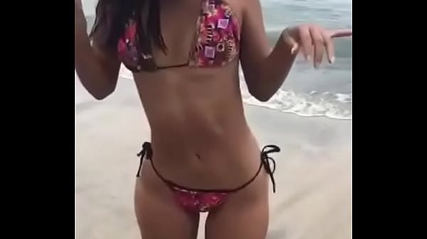 Latina ecuatoriana con cuerpaso y cinturita baila sexy