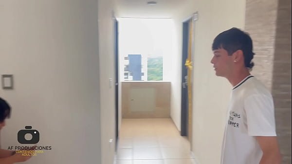 Mi vecina MILF CULONA le es infiel a su marido conmigo y me ruega que me le venga adentro de su gran coño y la embarace.