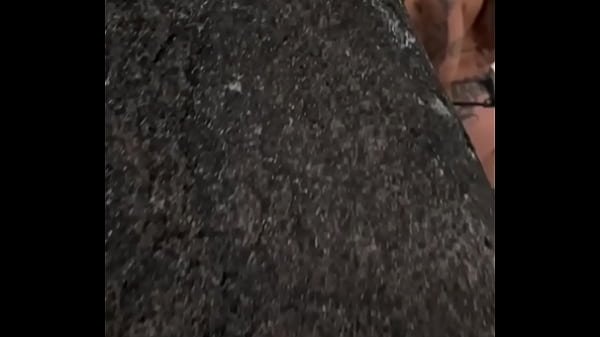 Public – Coloquei minha prima e minha namorada para mamar ali mesmo na praia