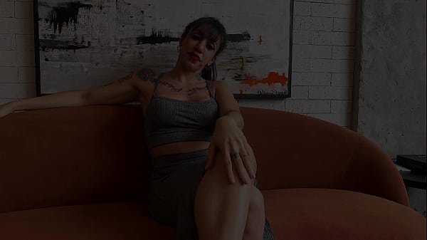 Esposa infiel com clitóris gigante num menage a trois bem safado