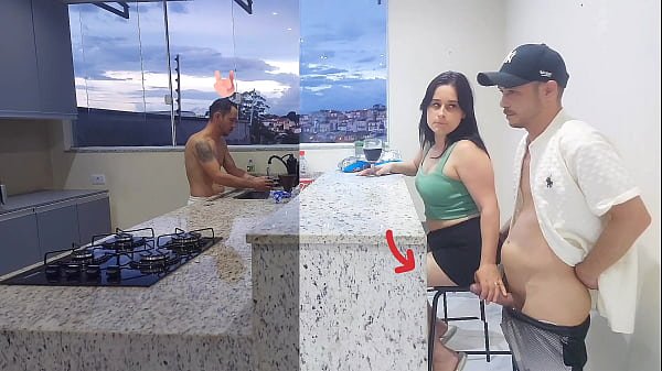 Fodendo esposa gostosa na cozinha até ela gozar, enquanto corno lava a louça