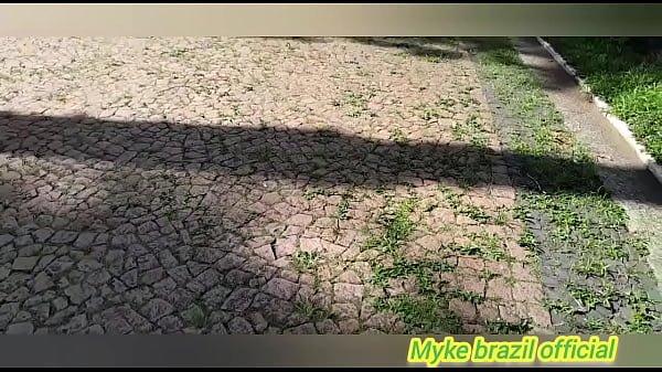 Minha esposa está em viagem e minha cunhada veio para fazer uma fachada aqui em casa, ela ficou me provocando, eu não resisti ficar apenas vendo aquela bunda maravilhosa e comi o cuzinho apertado de